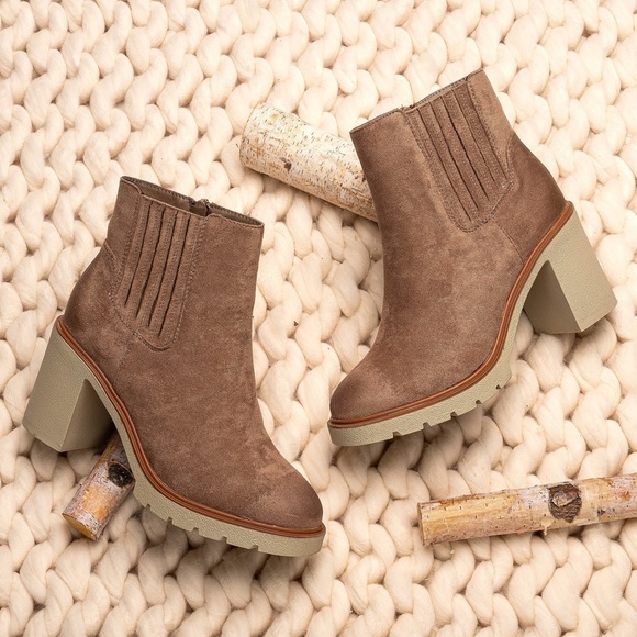 Taupe Chelsea Platform Lug Sole Booties size 9 - Picture 1 of 3